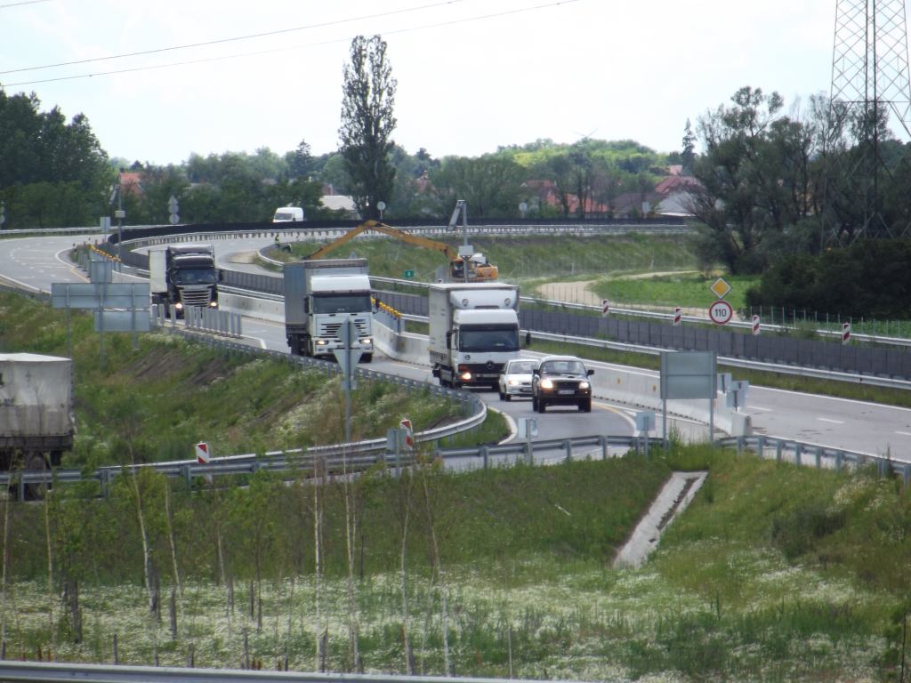 Az elkerülő szakaszon Győr felé haladnak a járművek<br>A képre kattintva galéria nyílik<br>(fotók: Takács Zsolt)