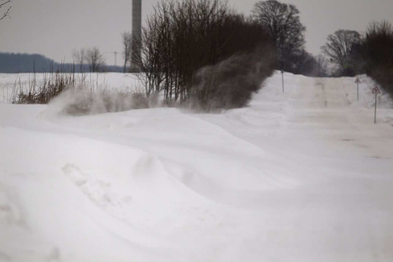 Hófúvás nehezíti a közlekedést Nagyrécse és Nagykanizsa között. A képre kattintva galéria nyílik (fotók: MTI/Varga György)