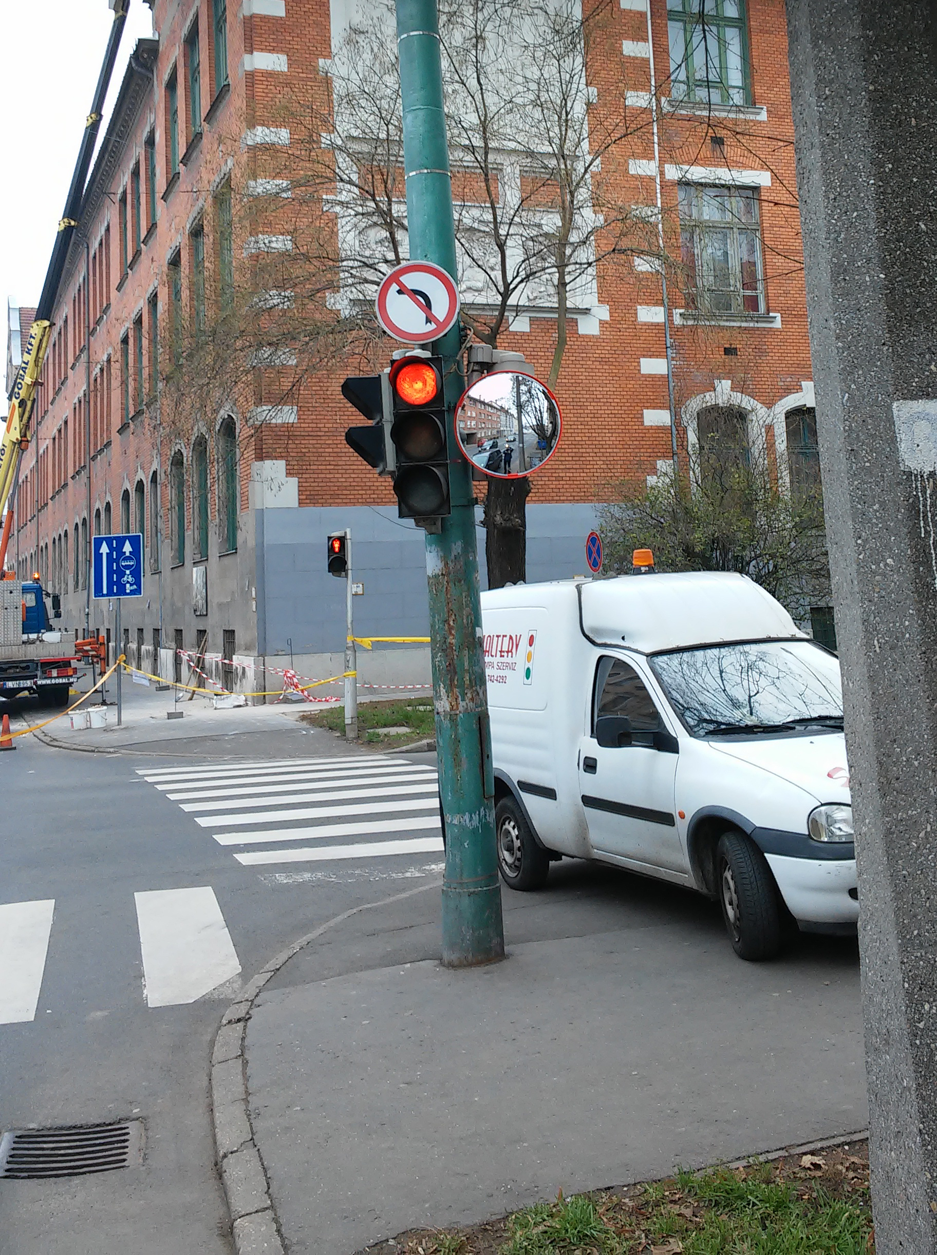 A Kazinczy és a Batthyány utca találkozása: ide szerelték föl először a holttértükröt (fotók: Kerékpáros Miskolc Egyesület)