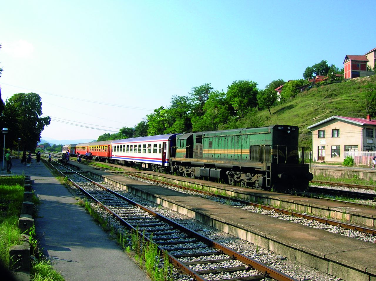 A jelentős teherforgalmú Nis–Dimitrovgrad vasútvonal villamosítása hamarosan megkezdődik, ami a vonal részleges vagy teljes lezárásával jár majd. Ezzel a napi két nemzetközi vonatpár (képünkön a Balkán expressz) közlekedése is kiszámíthatatlanná válhat. Kerülő útvonal ugyanis nincs. A képre kattintva galéria nyílik (fotók: Indóház-archív | a szerző felvételei)