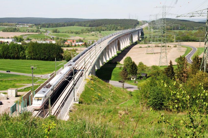 A számos híd egyikéből a számos alagút egyikébe (a képre kattintva geléria nyílik a Deutsche Bahn felvételeiből)