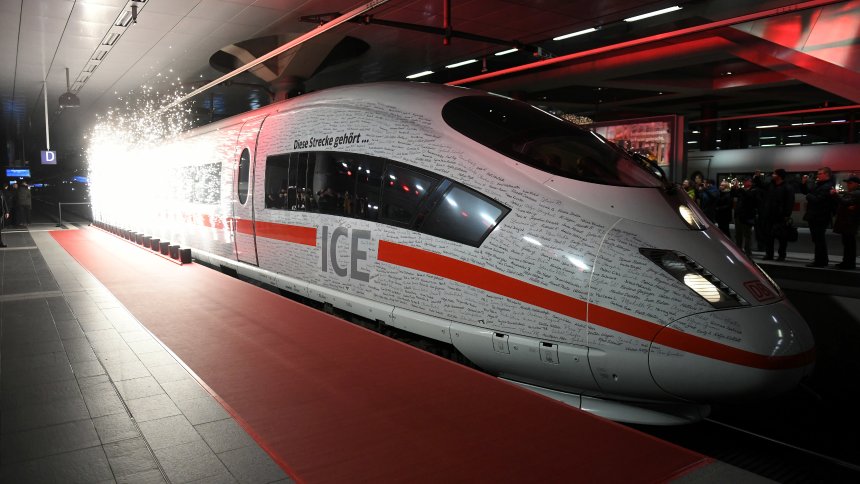 Az első, a nagysebességű vonalat megnyitó ICE ünnepélyes érkezése Münchenből Berlinbe (fotó: DPA)