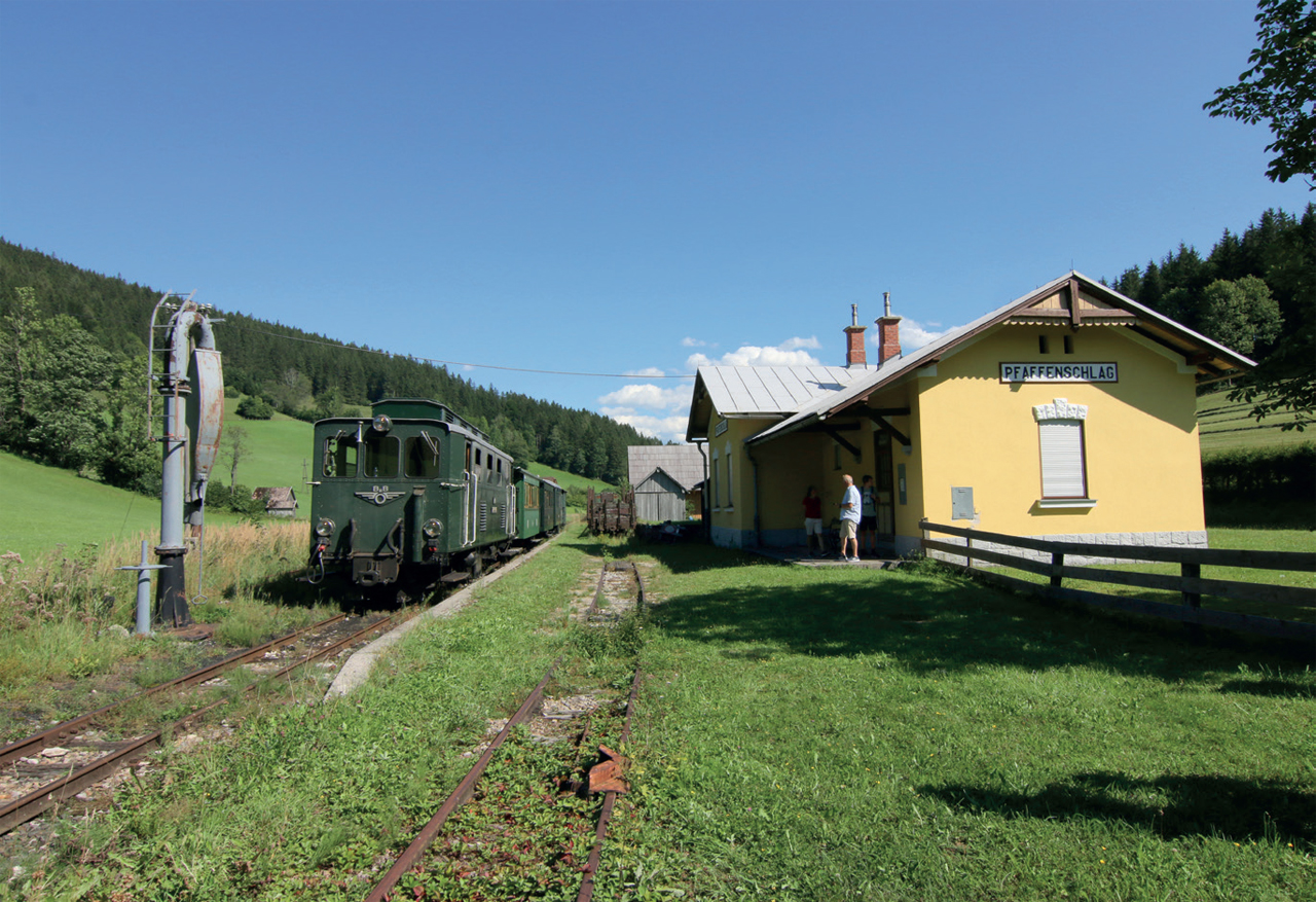 Pfaffenschlag állomás az Ötscherland-Express legmagasabb pontja, a gőzösök itt vételeznek vizet, a 2093.01-es mozdony pedig csak pihen kicsit