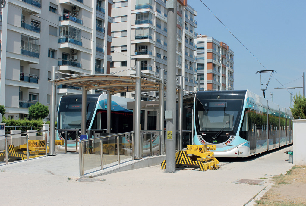 A T217 pályaszámú villamos társával, a T113-sal Atasehir végállomáson