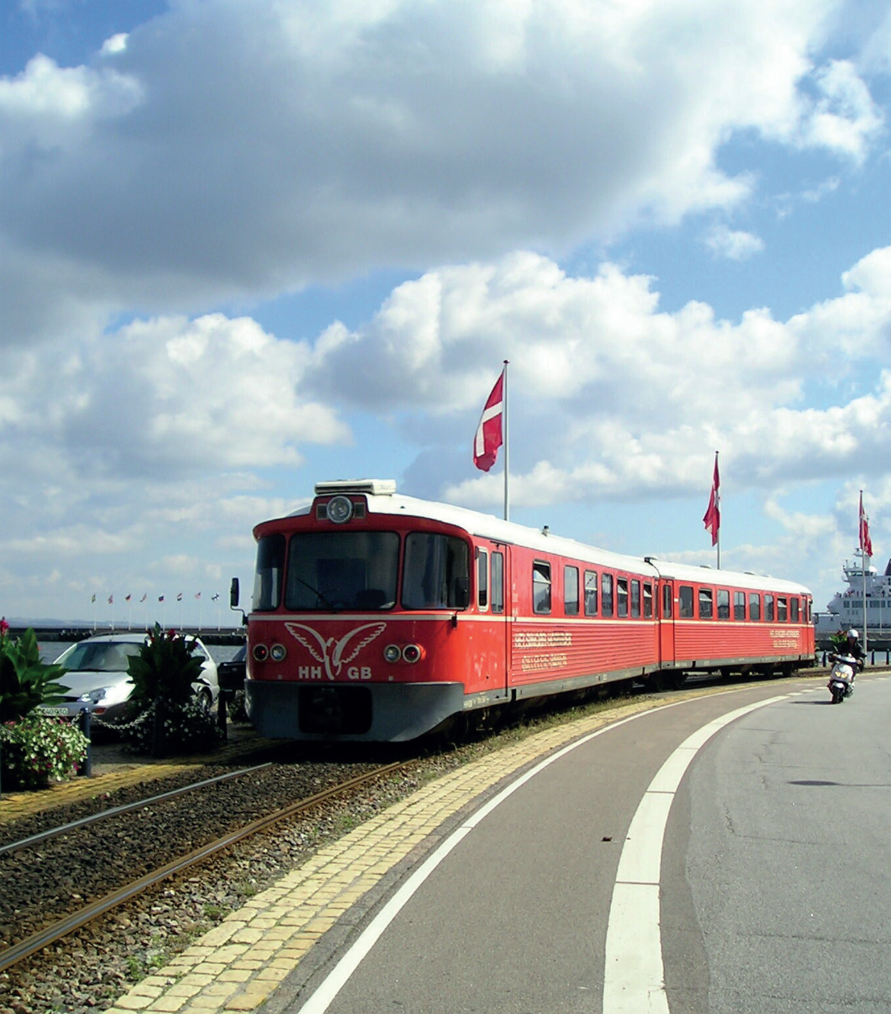 A Lokaltog LINT 41-esek járnak ma már az egykori Helsingør–Hornbæk–Gilleleje Banen (HHGB) Y sorozatú motorvonatai helyett is. A felvétel Helsingør kikötője mellett még 2005 nyarán készült