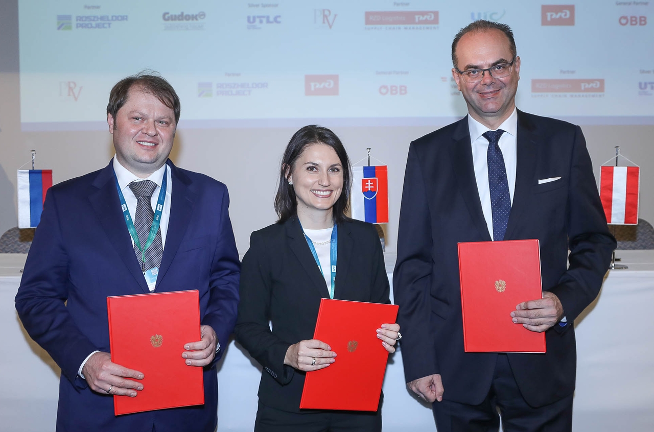 A szlovák szélesnyomtávú vonal meghosszabbításáról szóló egyetértési megállapodás aláírói (fotók: APA/Richard Tanzer)