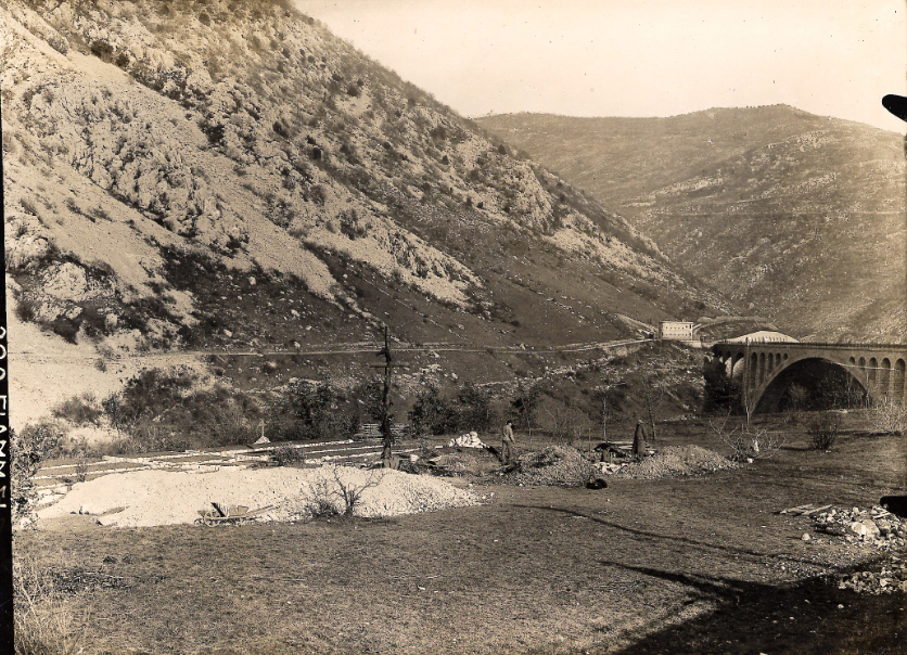 Az Isonzó (Soca) fölött átívelő solkáni völgyhíd, előtérben a majdani katonai temető területével