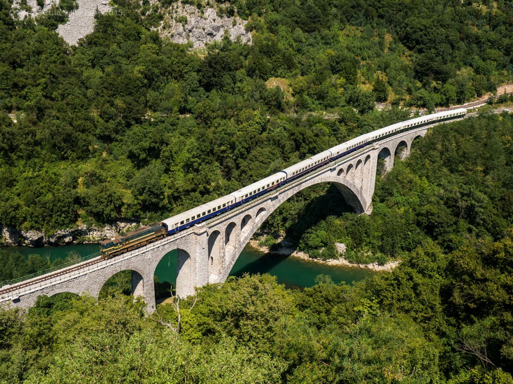 A Most na Šociból induló Isonzó expressz útban Nova Goricába a solkani viadukton. Vörös Attila felvétele július 22-én készült a zarándokvonatról. A képre kattintva galéria nyílik