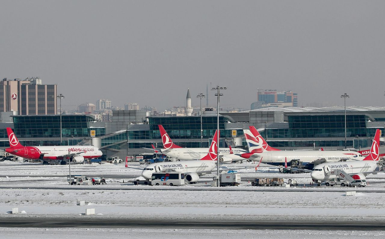 Isztambul, Atatürk repülőtér: a havazás miatt belföldi és nemzetközi járatokat is töröltek (fotó: Daily Mail)