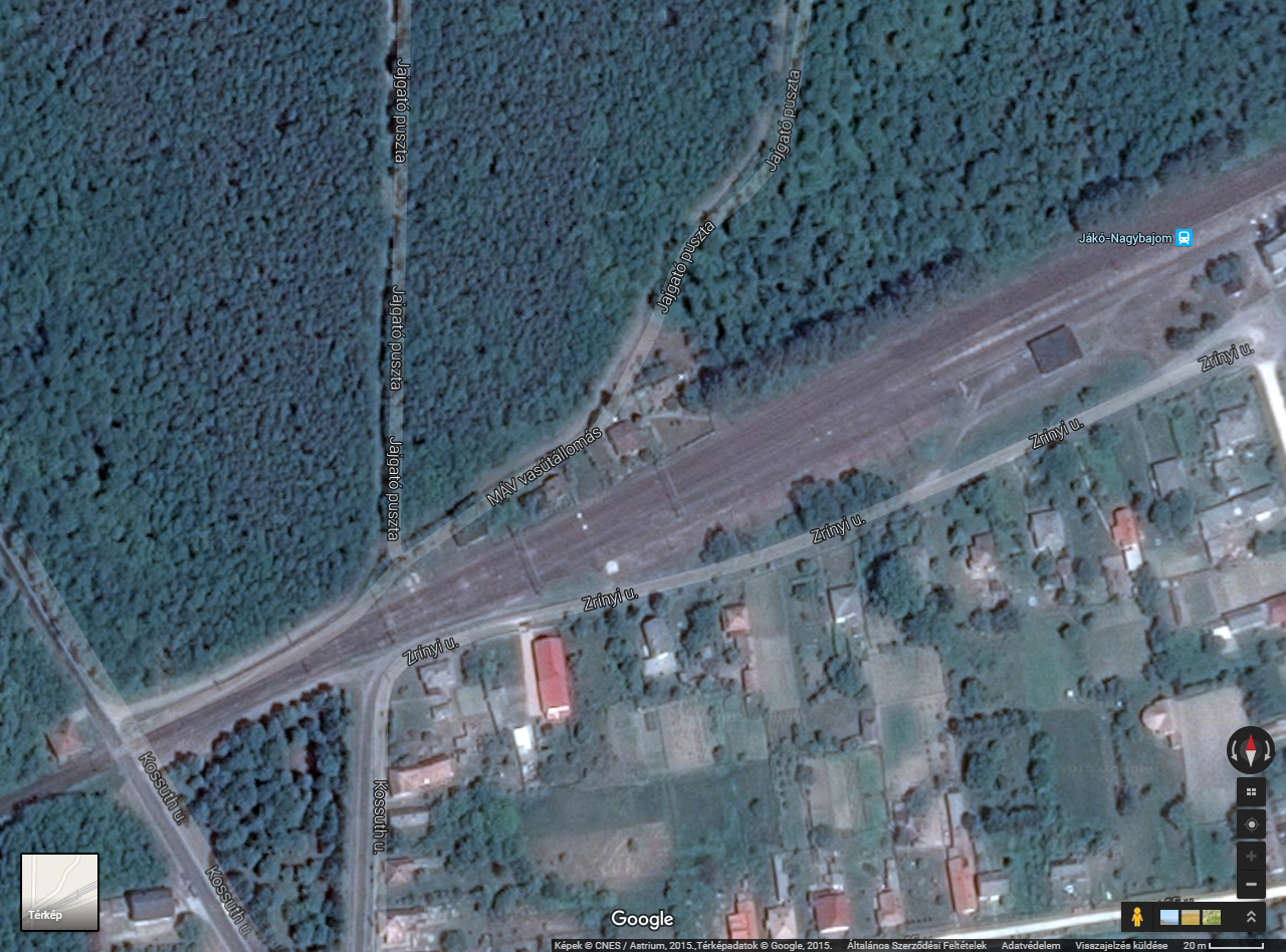 Jákó-Nagybajom vasútállomása, ahogy a Google műholdja látja. A bal alsó sarokban „távozó” síneken lehet eljutni Belegre