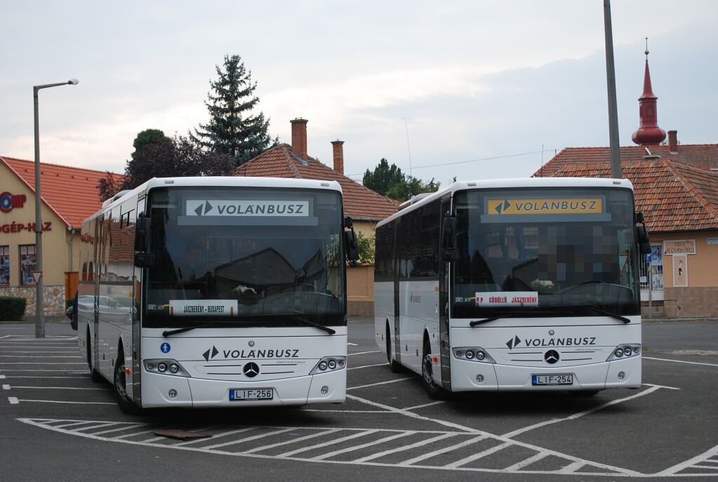A Color Tours autóbuszai Jászberényben 2009. októberében, a flotta nyolc autóbuszból állt, kijelző helyett jól kezelhető táblatartójukat akkoriban nem használták viszonylatjelzésre