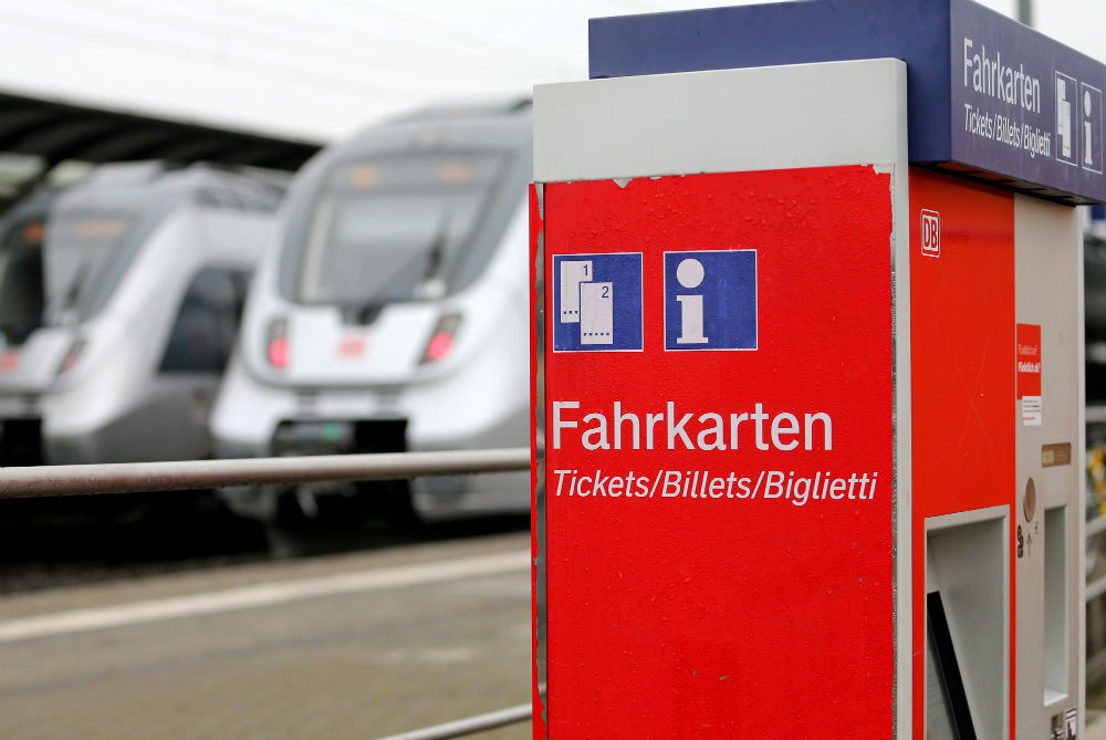 Jegyautomata egy német vasútállomáson. Jelentőségük rohamosan csökken (forrás: lokal.de)