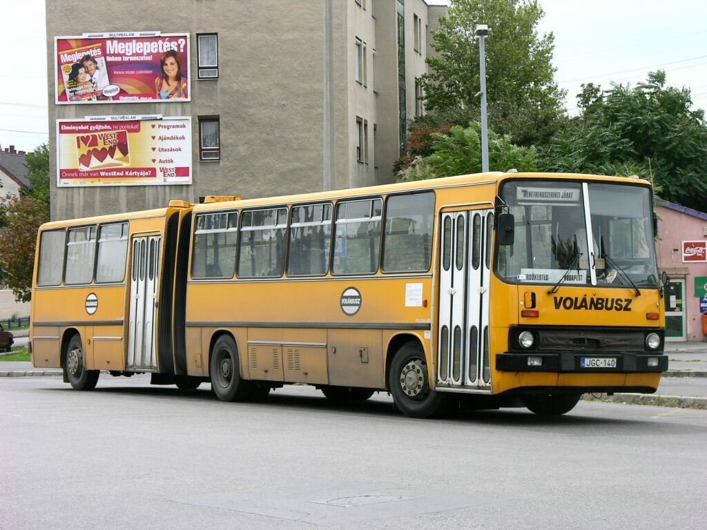 A csehszlovák múltú JGC-140 parkol Újpest-Városkapunál 2006 augusztusában