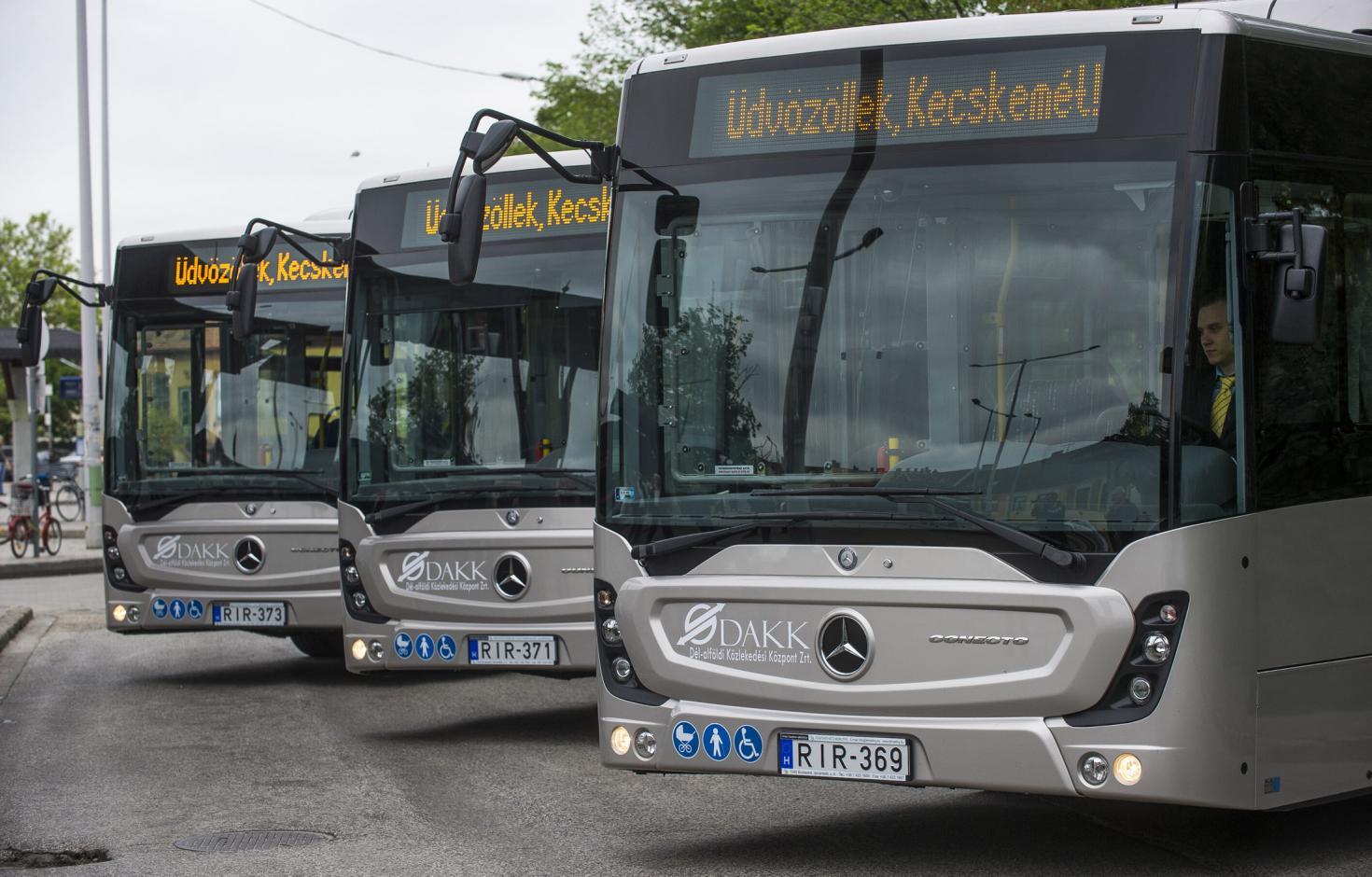 Tizenhét, gyakorlatilag új, tavaly május óta Kecskeméten szolgáló Mercedes busz áll forgalomba a napokban Győrben (fotó: Baon.hu)