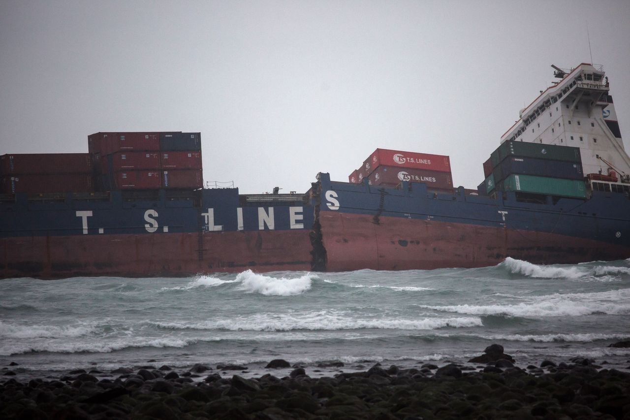 Ez nemcsak átvitt értelmű hajótörés... A képre kattintva galéria nyílik (fotók: Daily Mail)