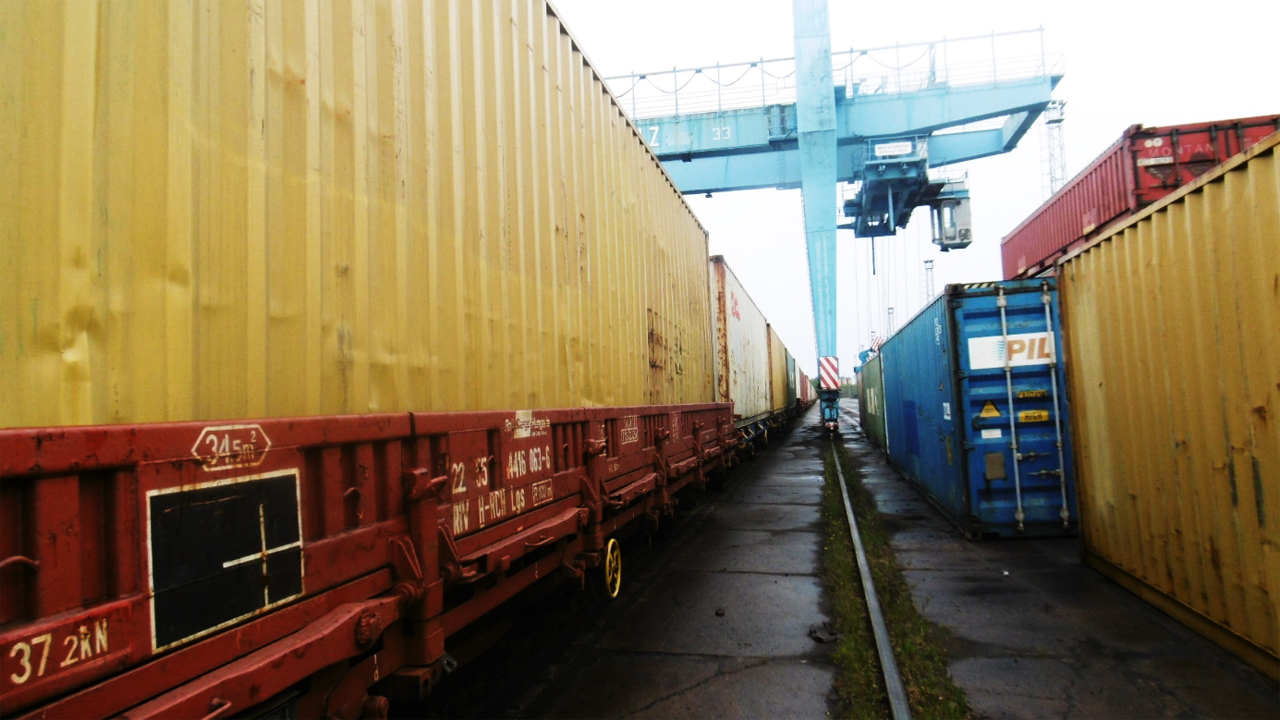 A 42 kocsiból álló szerelvény a kínai Jinan városból Záhonyba érkezik, ahol a nyomtávkülönbségből adódó eltérés miatt a konténereket normál nyomtávolságú vasúti kocsikra rakják át. A Rail Cargo Hungaria mozdonyai továbbítják a kínai vonatokat a magyarországi szakaszokon az Rail Cargo Terminal–BILK-re