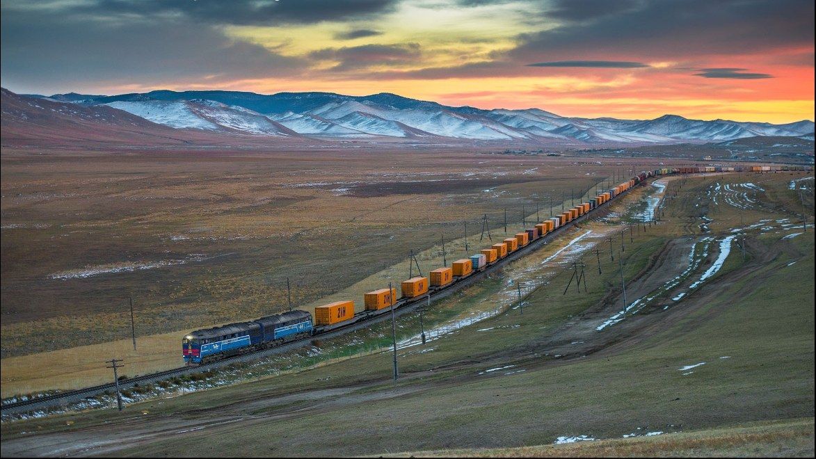 Konténervonat Belső-Mongóliában. Kína évente már ötezer vasúti fuvart indít Európába