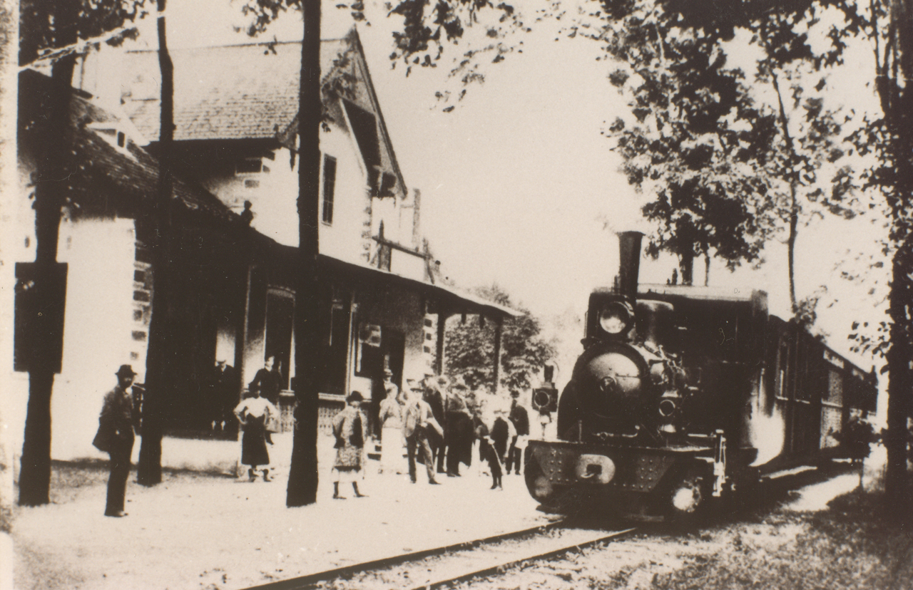 Vasúti megállóhely és állomásépületének fényképe Erdélyből, a 1880-as évekből. A képre kattintva galéria nyílik (fotók: Indóház-archív)