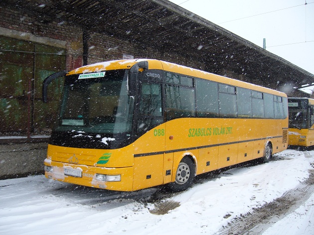 Új helyközi busz, de a komfortfokozata lehetne jobb is<br>(fotó: Zajácz János)