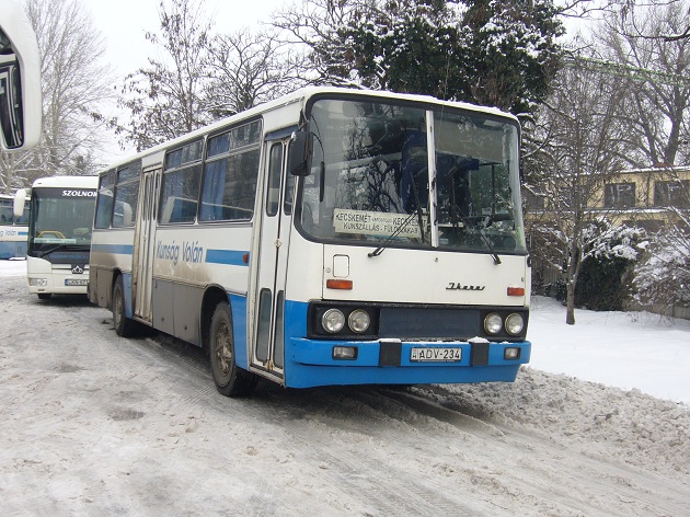 Idős helyközi busz, de modernebb külsejű társai is erősen korosodnak<br>(fotó: Zajácz János)
