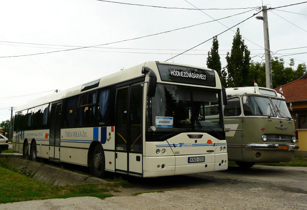 A falujárás Mindszenttel kezdődött, ahol az egyik háromtengelyes EAG E94.17 fotózása jött, itt az érdeklődők belülről is megszemlélhették a vázproblémák miatt frissen felújított autóbuszt