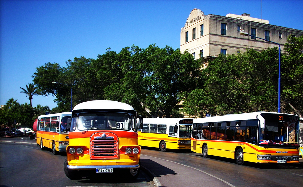 A buszokból két ugyanolyat nem sűrűn lehetett látni, de legalább a fényezés egységes volt: a 90-es évek közepe óta a képen látható, azelőtt zöld, azelőtt pedig vonalanként más-más színben pompáztak a járművek (kép: flickr.com)