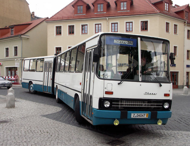 A busz a löbaui főtérre kanyarodás közben<br>(fotó: Müller Péter)