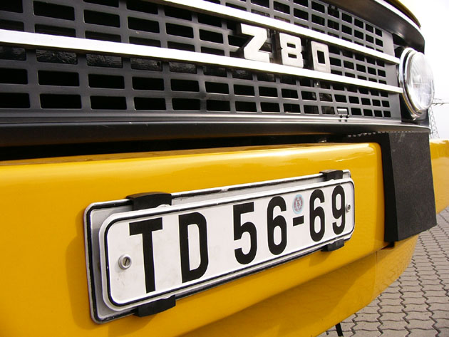 A busz első rendszámát még az NDK-ban adták ki, a T betű jelölte Chemnitzet, akkori nevén Karl-Marx-Stadtot<br>(Fotó: Kengyel Kristóf)
