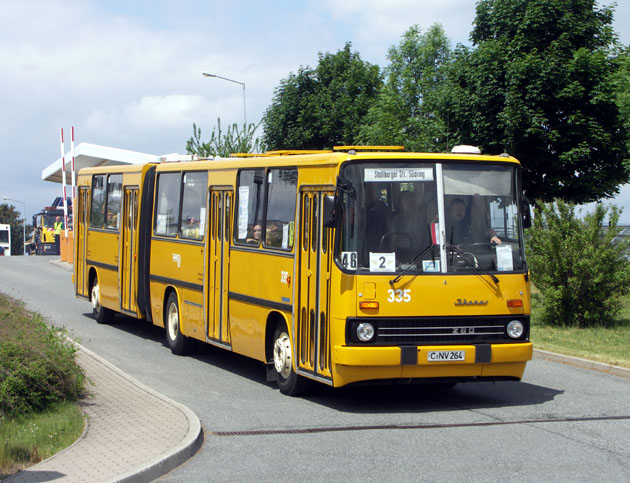 Később lekerült a régi rendszám, a felvonulásra már a 91-től érvényes hatósági azonosítóval ment a busz<br>(fotó: Müller Péter)