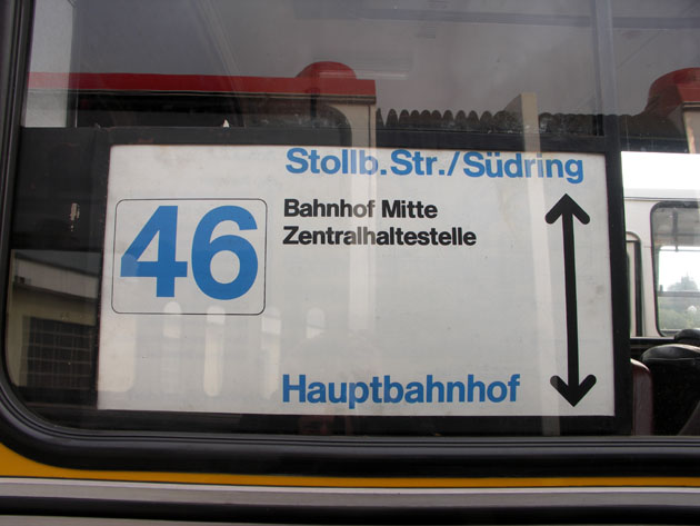 Iránytábla a busz ablakában<br>(fotó: Müller Péter)