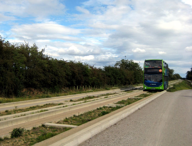 A Stagecoach Volvo alvázas Enviroja a B vonalon. A kényszervezetéses pálya nagy részben lakatlan területeken vezet át (fotó: wikipedia/Bob Castle)