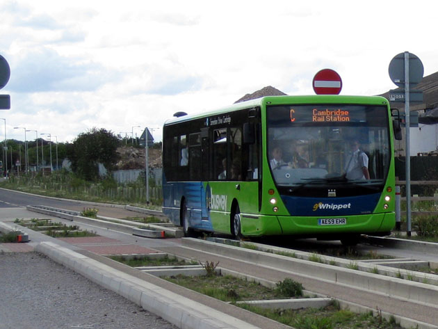 A Go Whippet szóló Plaxton busza a kényszervezetéses pálya elején (fotó: wikipedia/Bob Castle)