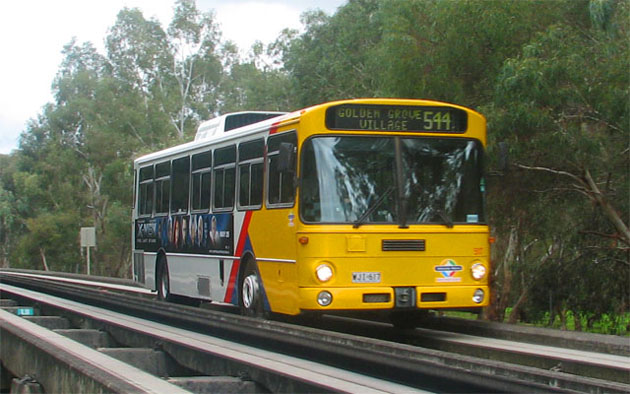 Az eddigi csúcstartó, az ausztrál O-bahn Busway egyik VÖV I.-es Mercedes busza (fotó: wikipedia)