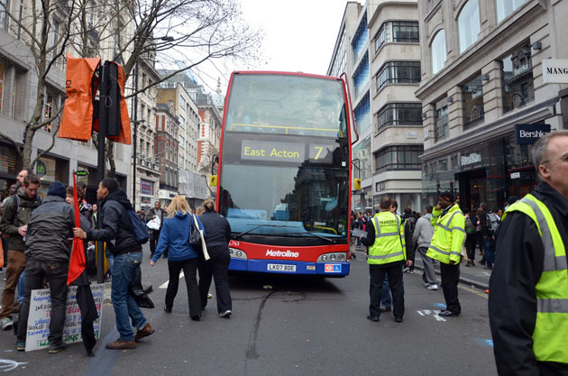 A 7-es busz vesztegel a tüntetők által lezárt Oxford Streeten (fotó: flickr/SlipStreamJC)
