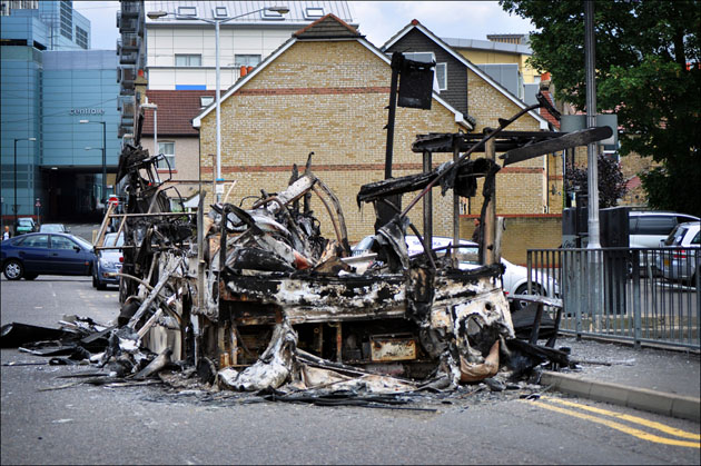 Egy kiégett emeletes a croydoni Drummond Roadon (fotó: George Rex)