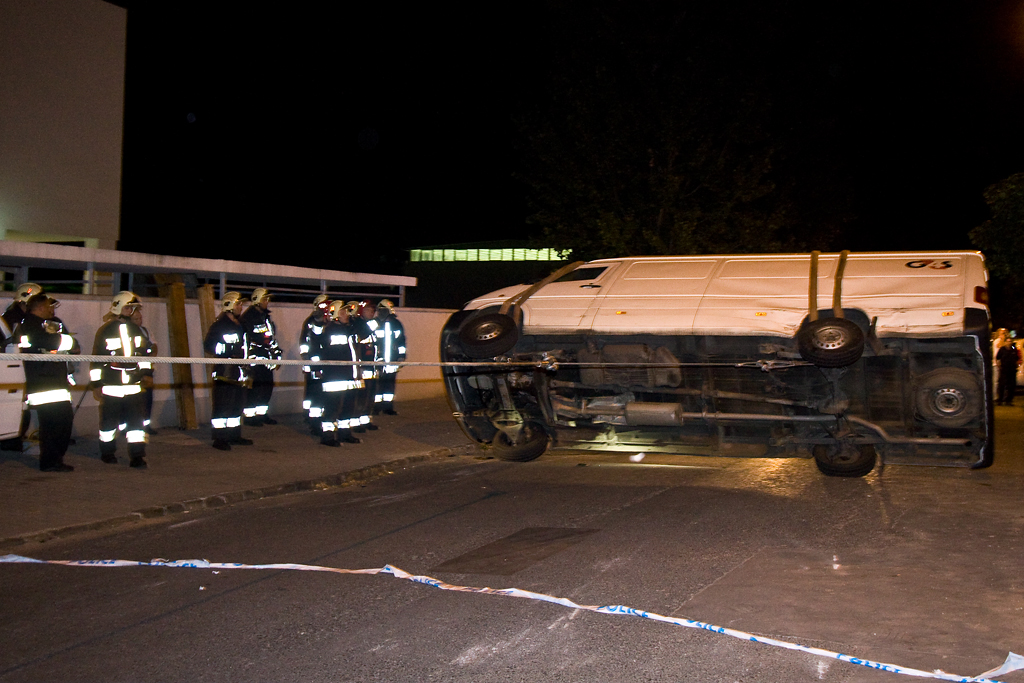 A tűzoltóság talpraállítja a sérült járművet<br> (fotók: Vörös Attila)