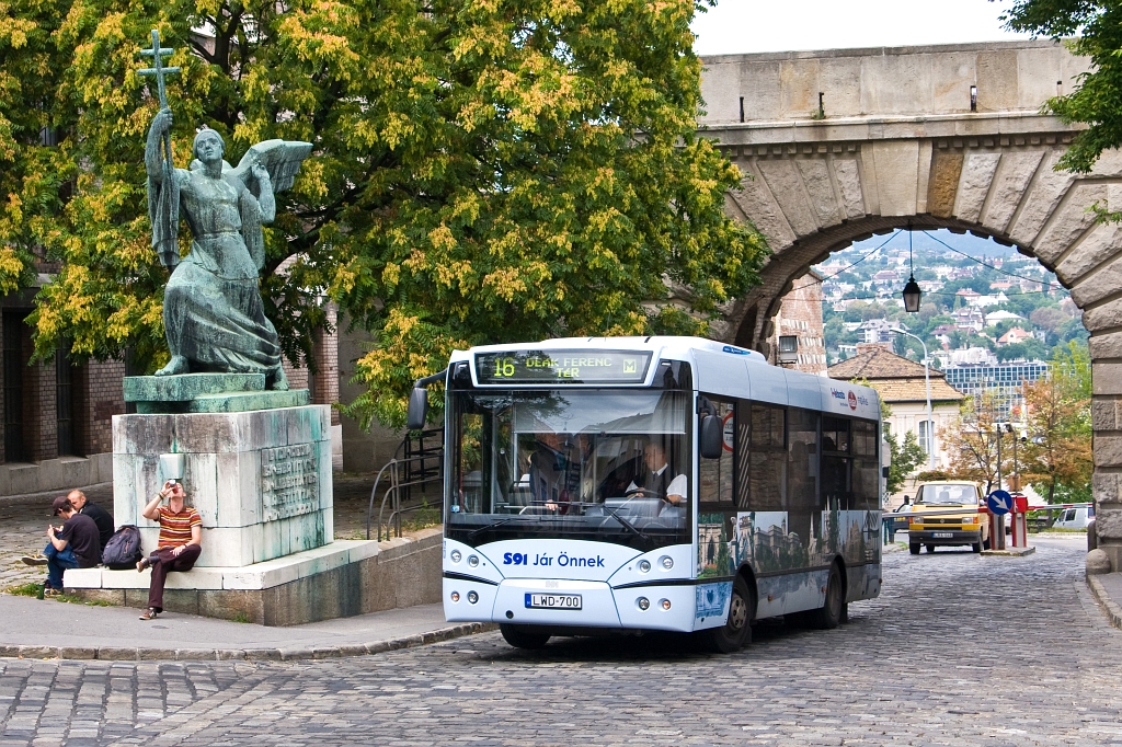 Az S91 nem ismeretlen Budapesten, többször is tesztelte már a BKV. Az LWD-700 rendszámú második bemutató busz ezúttal égkék fényezést kap, az üléseit pedig a Rába új székeire cserélik<br>(képek: Vörös Attila)