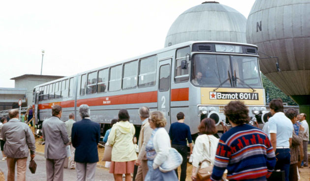 A prototípus kétrészes sínbusz az 1983-as BNV-n mutatkozott be.<br>A képre kattintva az Ikarus-Ganz sínbuszokról készült galériánkat tekinthetik meg.