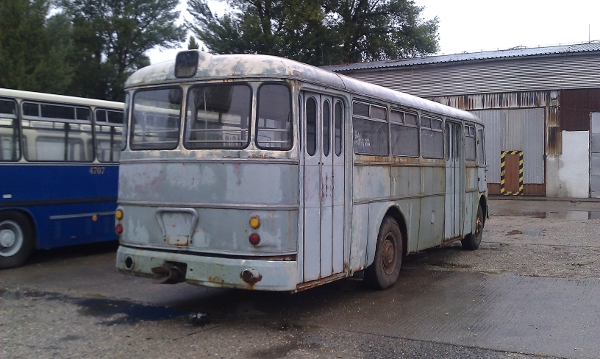 A busz hátulról, mellette a társaság egyik Ikarus 280-asa
