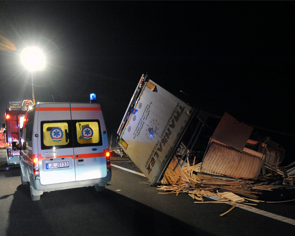 A balesetet okozó teherautóból szétszórodott a szállítmány<br>(fotó: MTI/Kelemen Zoltán Gergely)