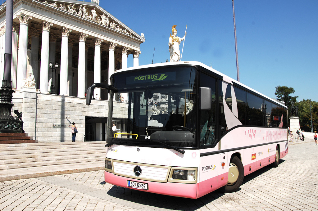 Az egyik rózsaszín busz (fotó: ÖBB)