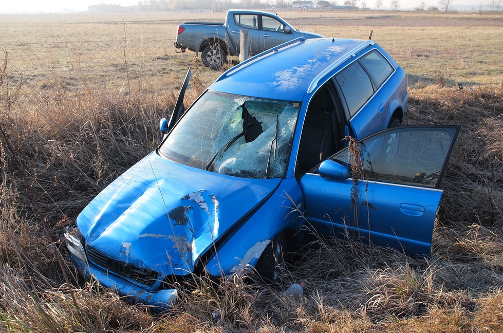 Az ütközés erejét jelzi, hogy az autó is komolyan megsérült<br>(fotó: Donka Ferenc MTI)