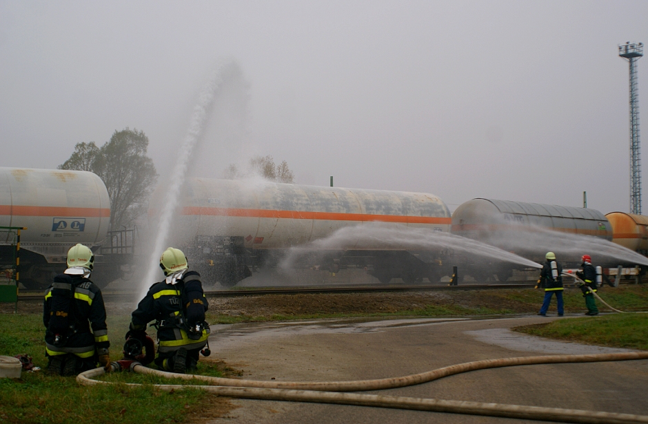 Tűzoltók gyakorlatoznak a Mol Zalai finomítójában<br>(fotó: a szerző)