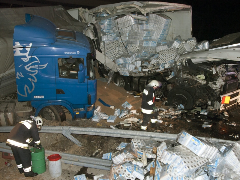 Tűzoltók dolgoznak a román és horvát kamionok baleseténél<br>(fotó: Varga György MTI)
