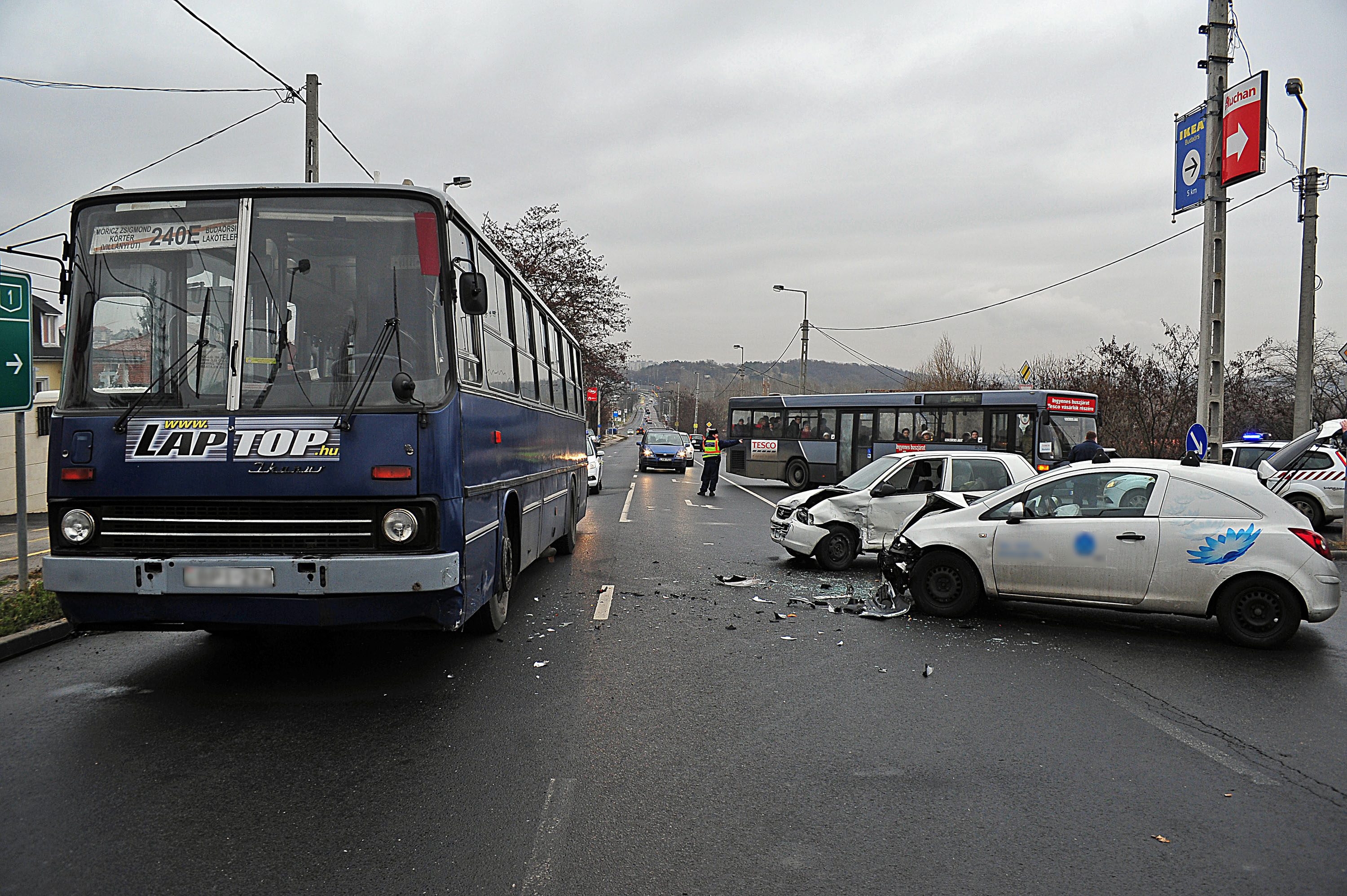 két autó ütközött a busz oldalának<br>(fotó: Lakatos Péter MTI)