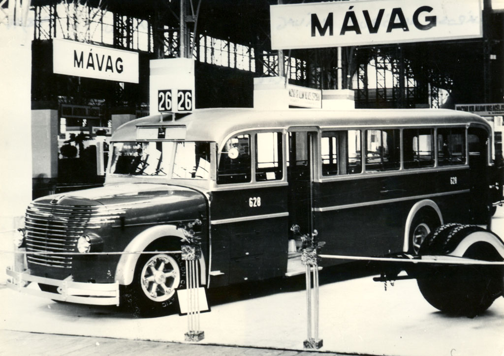 Az 1938-ban bemutatott szélesorrú MÁVAG N26-os a „harcsa” becenevet kapta
