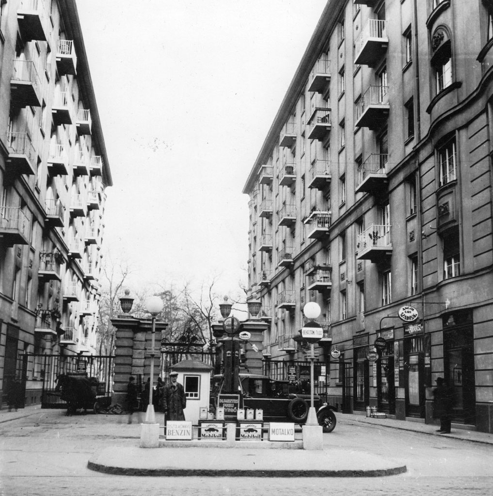 Benzinkút a harmincas években a Damjanich utca 40. és 42-es számú házak között<br/>A képre kattintva galéria nyílik!<br/>(fotó: Fortepan)
