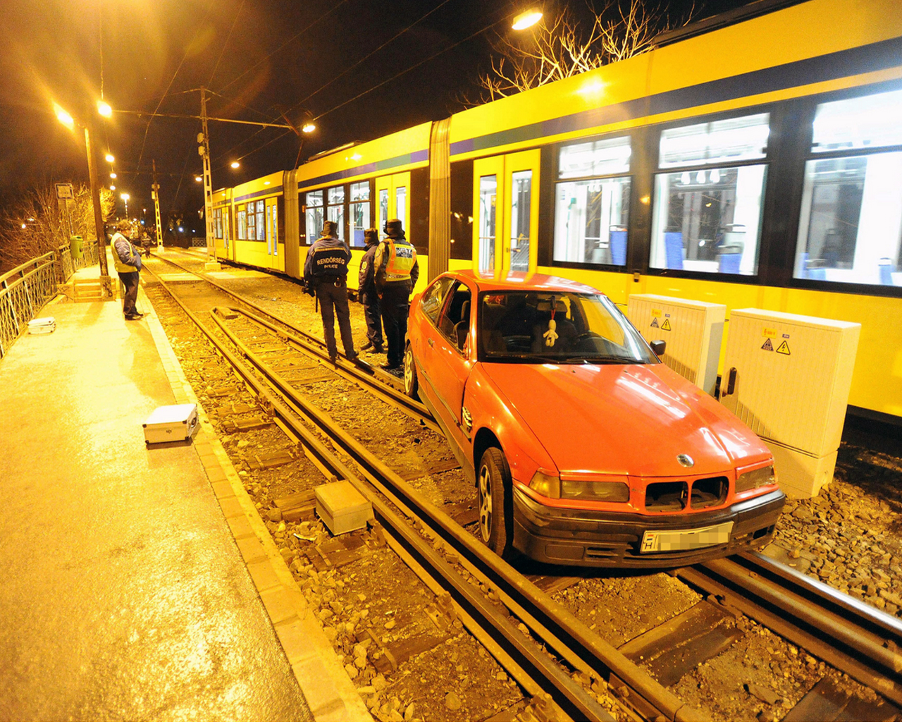 Az autó az elszállításig akadályozta a villamosok forgalmát<br>(fotó: MTI/Mihádák Zoltán)