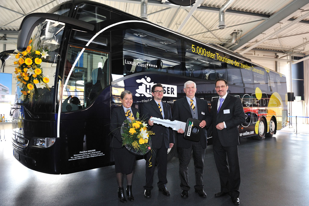 Az 5000. Tourismo, előtérben az Evobus és a Hauser Reisen képviselőivel<br>(fotó: Daimler Buses)