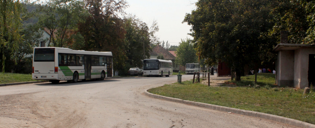 Gemences buszok a személyszállító vonatokkal évek óta ki nem szolgált tamási vasútállomáson 2011. szeptember 19-én<br />(fotók: Tevan Imre)